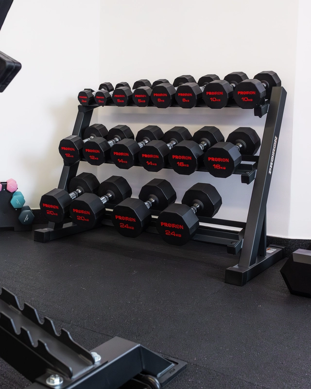 Posilovací činky v gymu